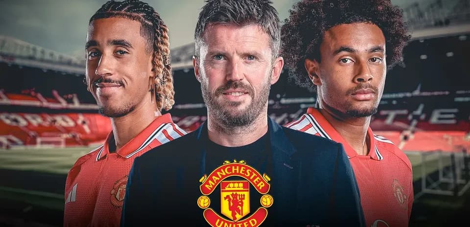 Tres personas posando en el estadio de Manchester United