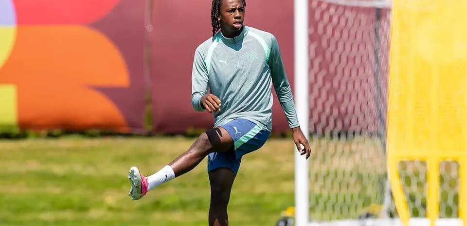 Jugador entrenando en el campo de fútbol