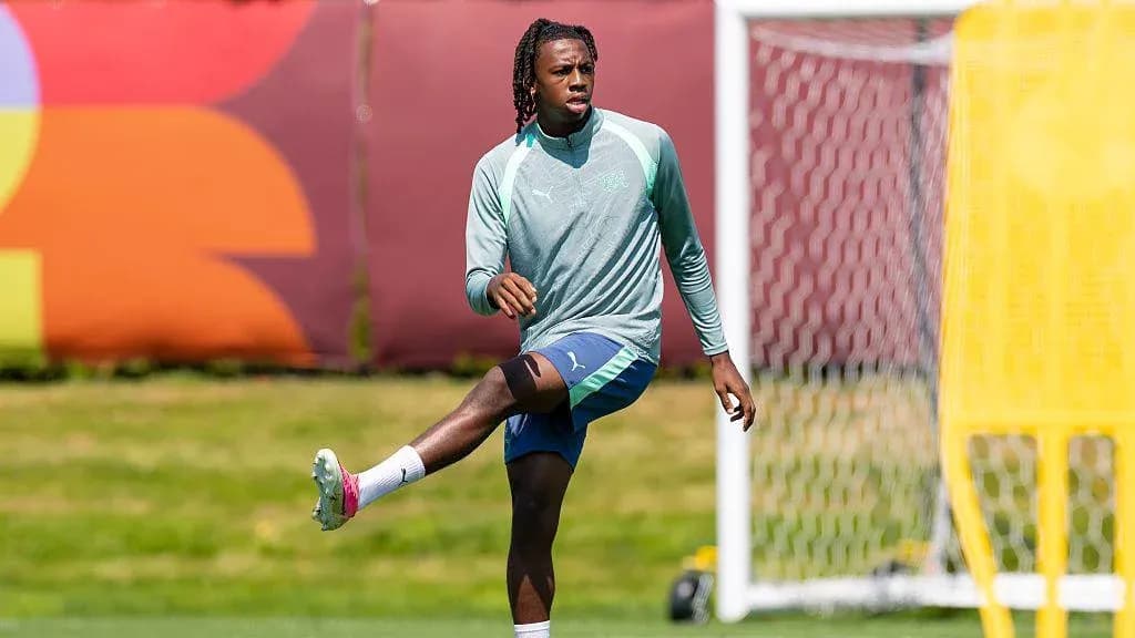 Jugador entrenando en el campo de fútbol