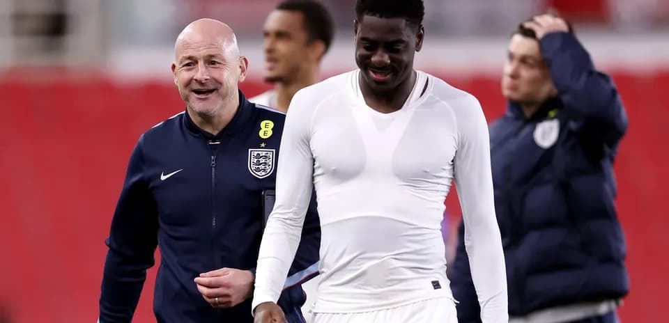 Entrenador y jugador sonrientes en el campo