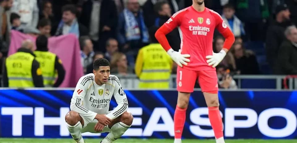 Jugadores de Real Madrid en el campo tras el partido