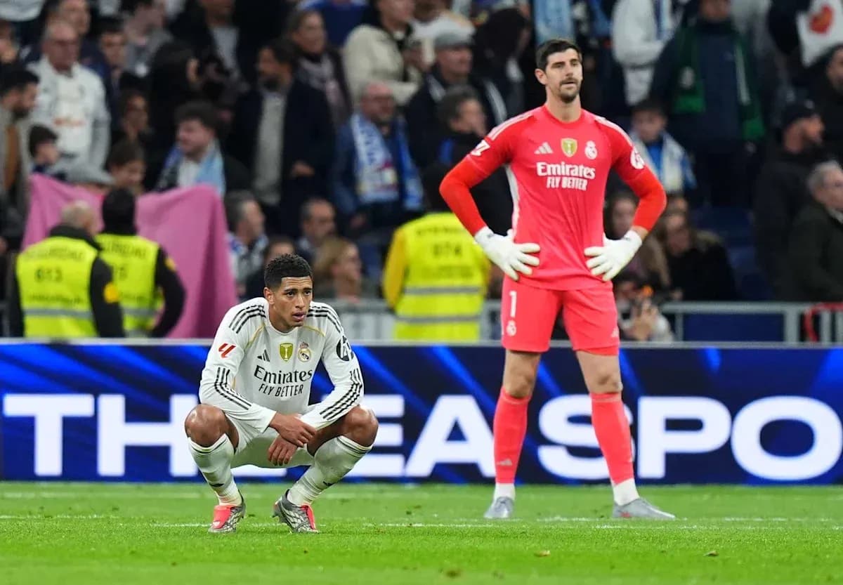 Jugadores de Real Madrid en el campo tras el partido