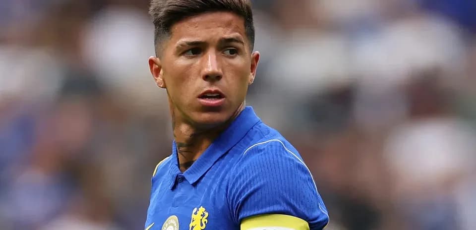 Jugador con cinta de capitán en uniforme azul