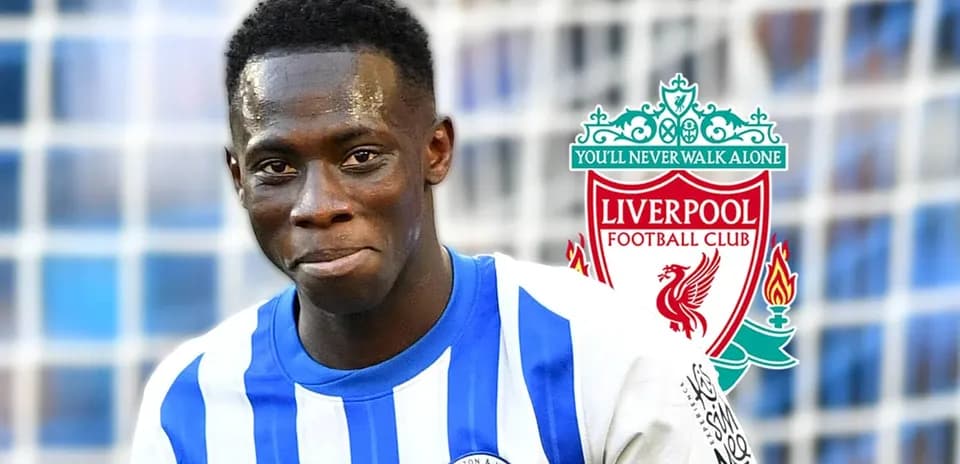 Jugador de Brighton sonriendo con logotipo de Liverpool