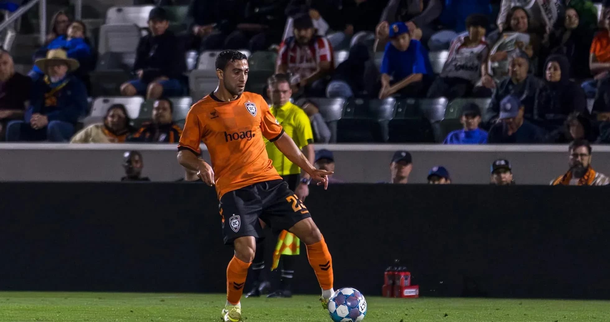 Jugador de Orange County SC con balón en campo