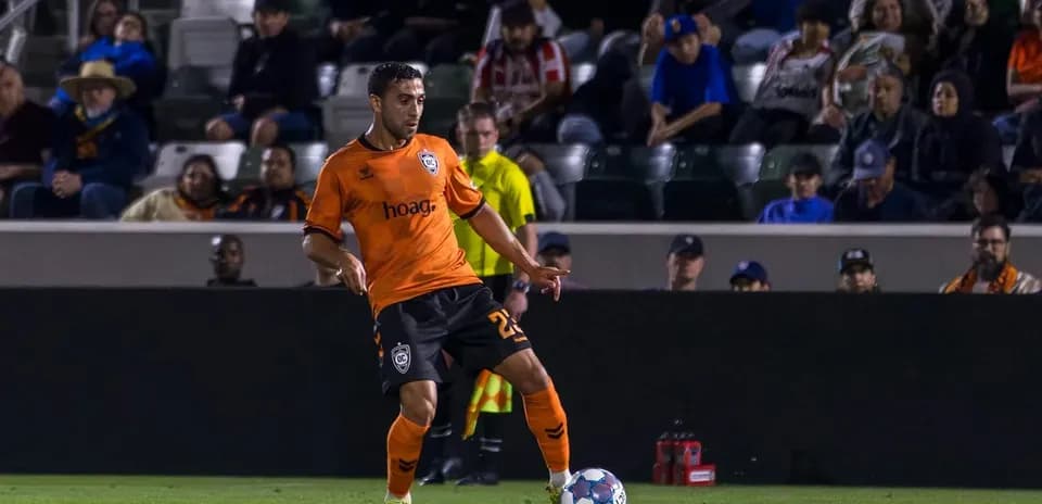 Jugador de Orange County SC con balón en campo