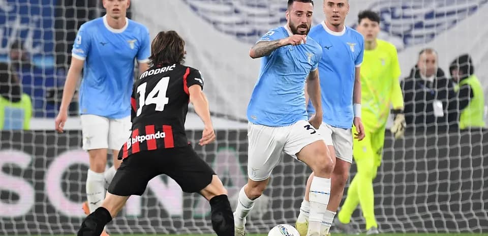 Un jugador de Lazio driblando a un rival