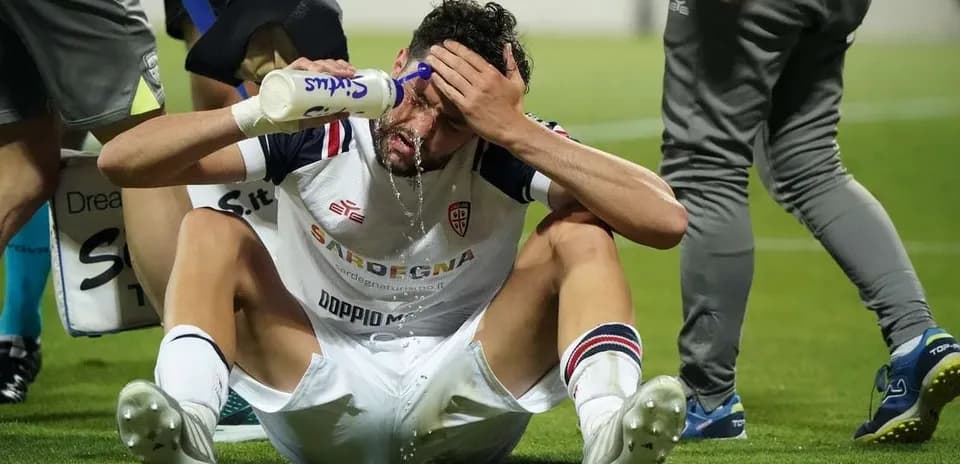 Jugador de Cagliari siendo asistido en el campo