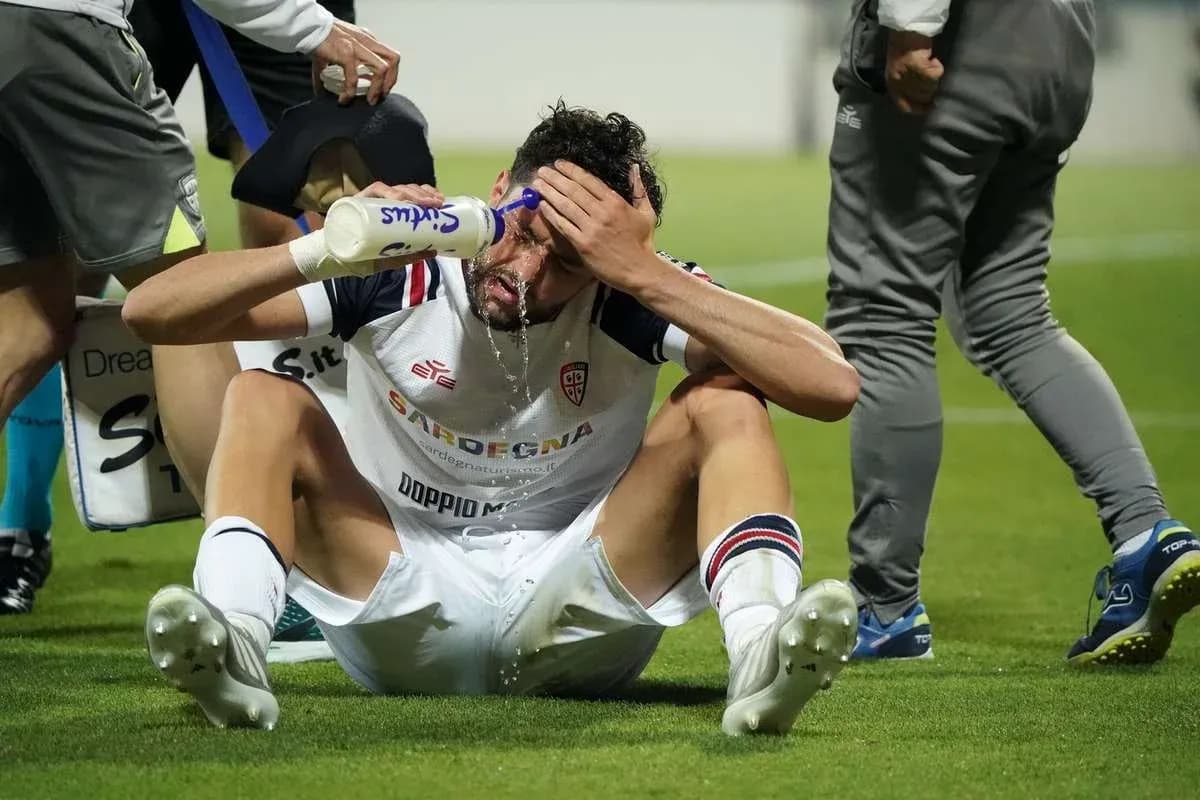 Jugador de Cagliari siendo asistido en el campo
