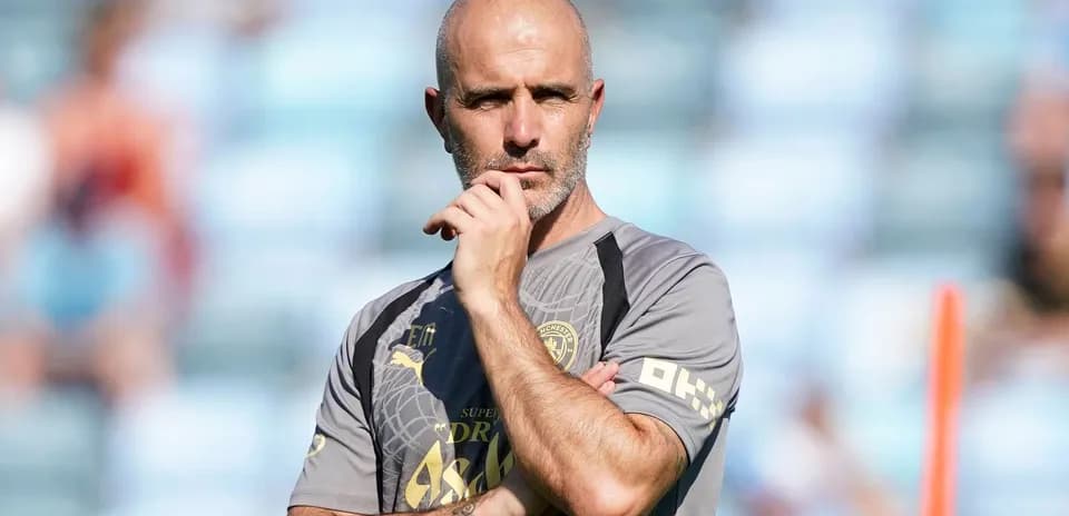 Entrenador observando durante una sesión de entrenamiento