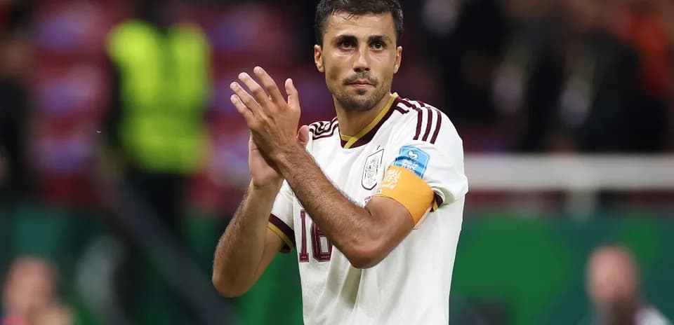 Jugador aplaudiendo tras el partido con camiseta de España