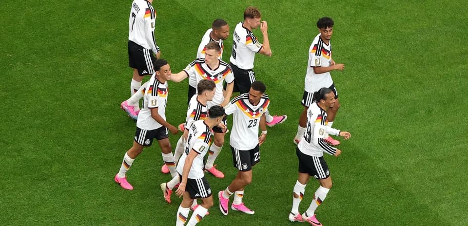Jugadores de Alemania celebrando en el campo