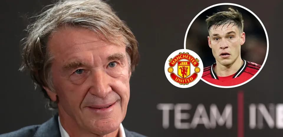 Presentador en conferencia con logotipo de Manchester United