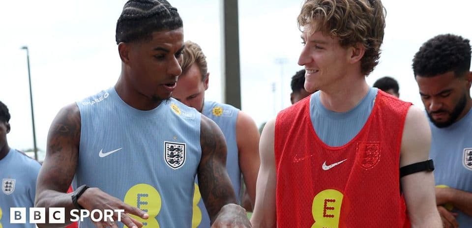 Jugadores de Inglaterra conversando durante el entrenamiento