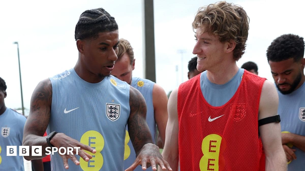 Jugadores de Inglaterra conversando durante el entrenamiento