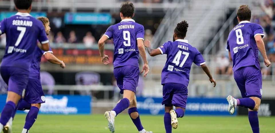 Jugadores de Louisville City celebrando un gol