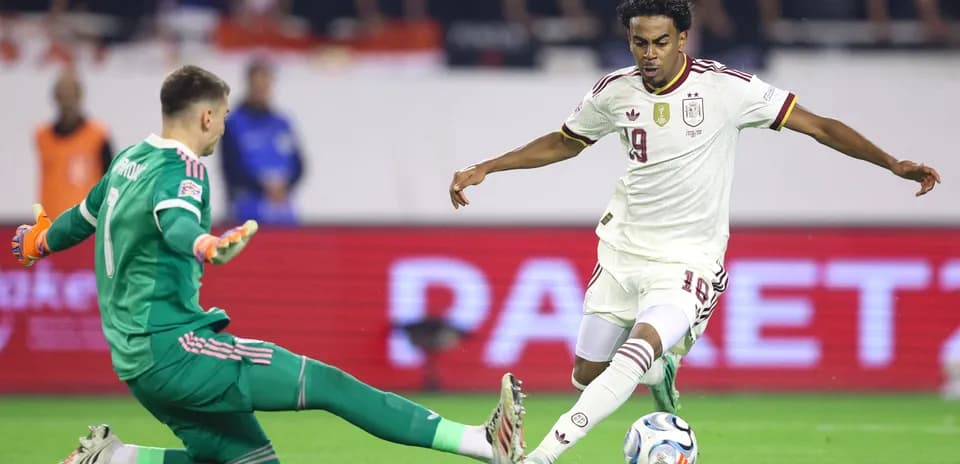 Jugador español driblando al portero durante el partido