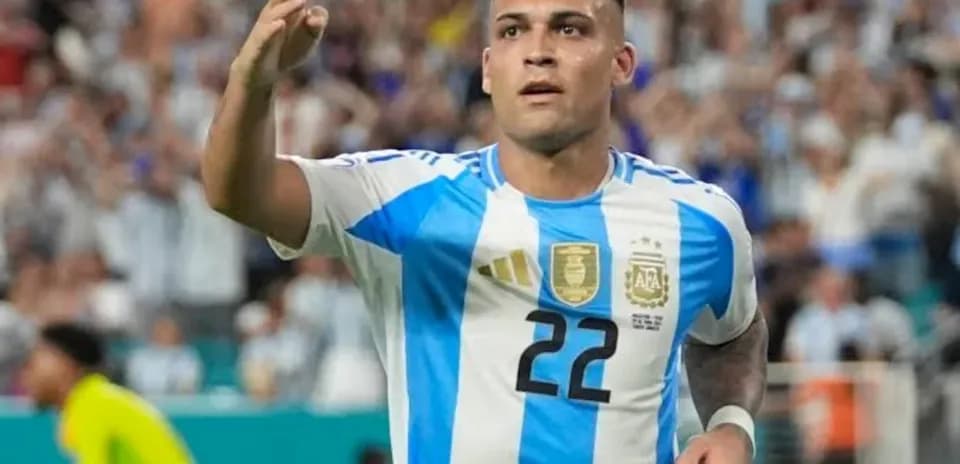 Jugador argentino celebrando un gol en el partido