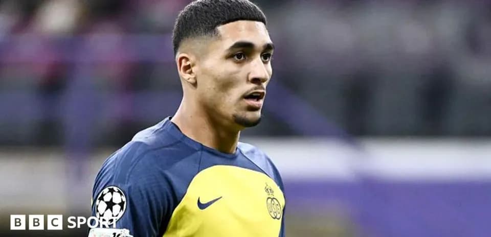 Jugador en el campo durante el calentamiento previo