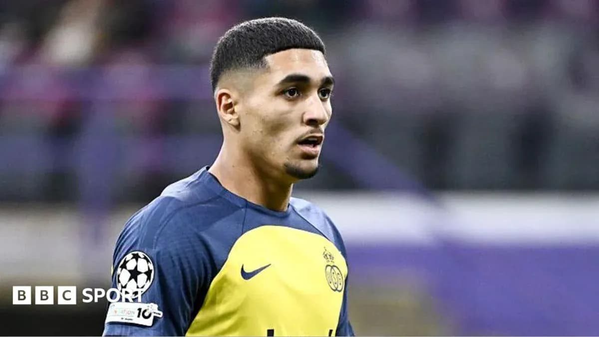 Jugador en el campo durante el calentamiento previo