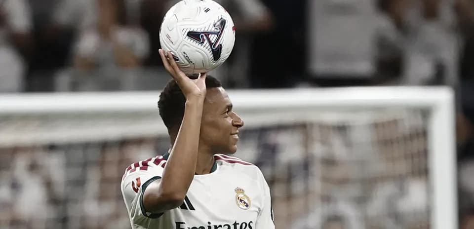 Jugador de Real Madrid con balón en mano