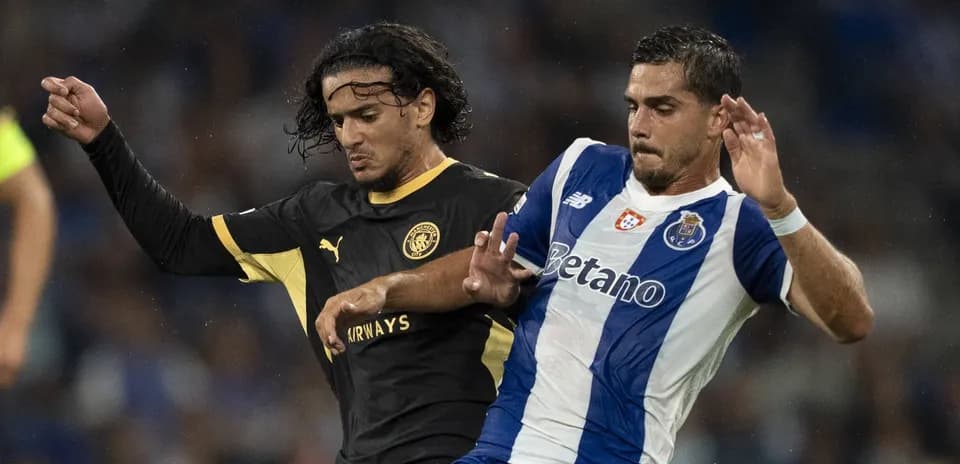 Dos jugadores luchando por el balón en partido