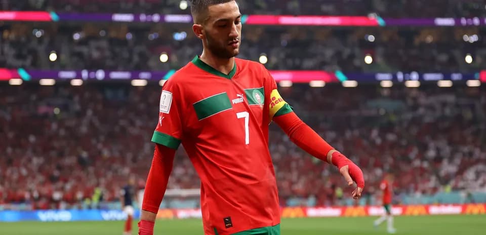 Jugador de Marruecos con camiseta roja en el campo