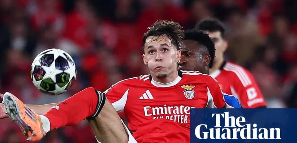 Jugador de Benfica luchando por el balón en partido