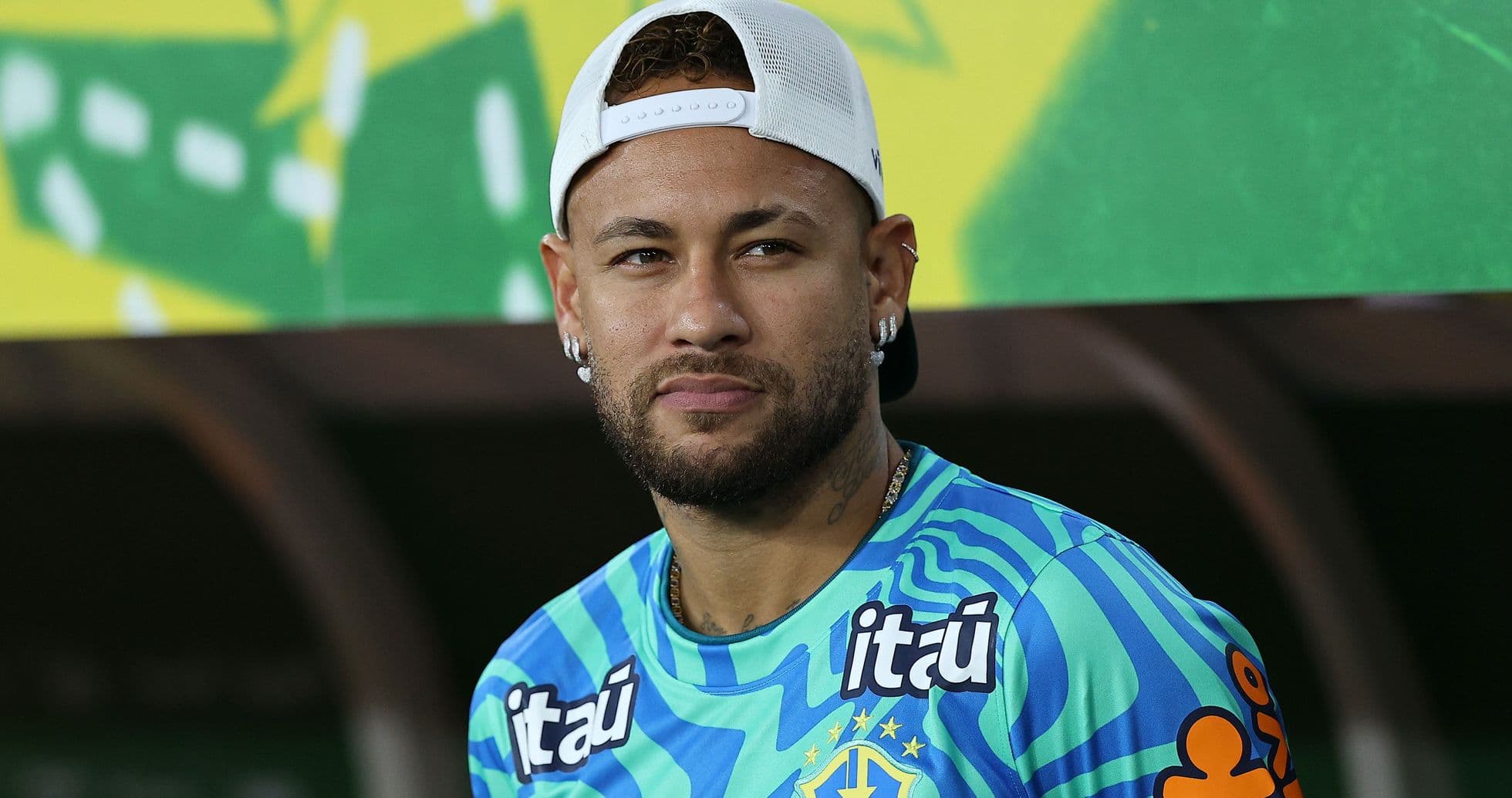 Jugador con camiseta de Brasil en conferencia
