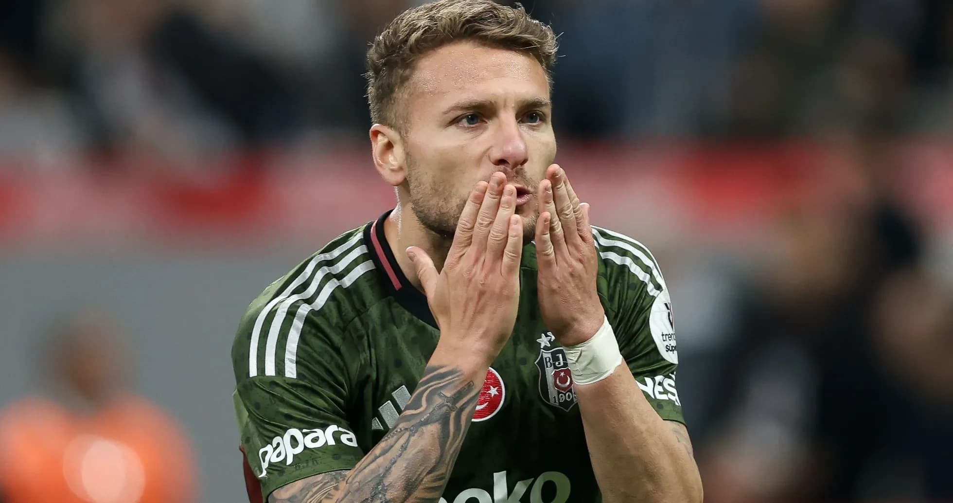 Jugador de Besiktas celebrando con beso al público
