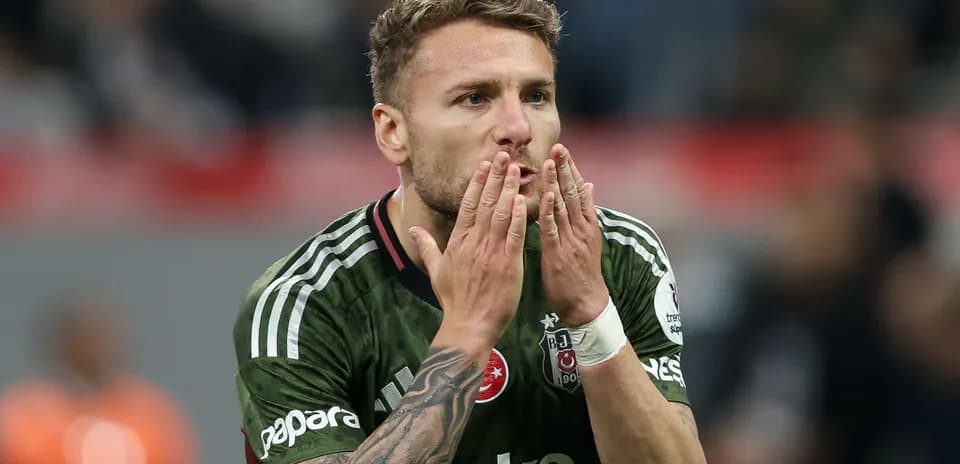 Jugador de Besiktas celebrando con beso al público