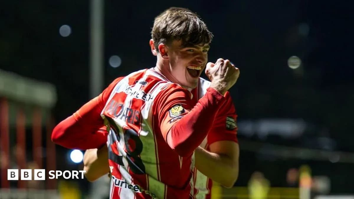Jugador celebrando un gol en el campo de fútbol
