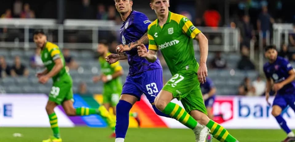 Jugadores compitiendo en el partido Louisville City vs Tampa Bay