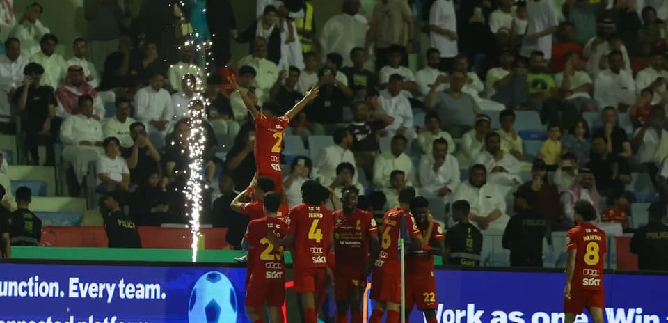 Jugadores celebrando un gol en el estadio