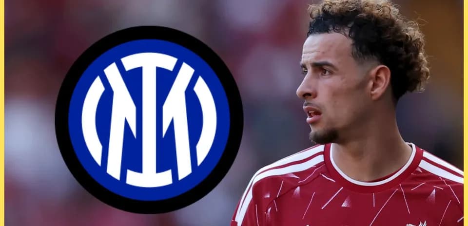 Jugador con camiseta de Liverpool junto al logo de Inter