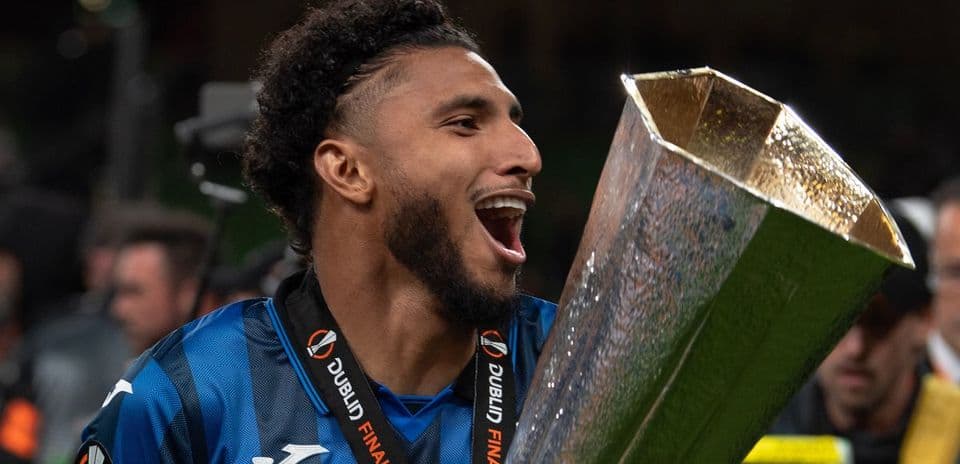 Jugador celebrando con trofeo tras la final