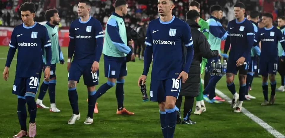 Jugadores de Racing Club en el campo de juego