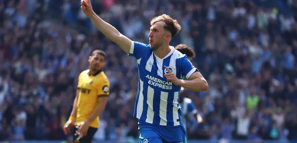 Jugador de Brighton celebra un gol