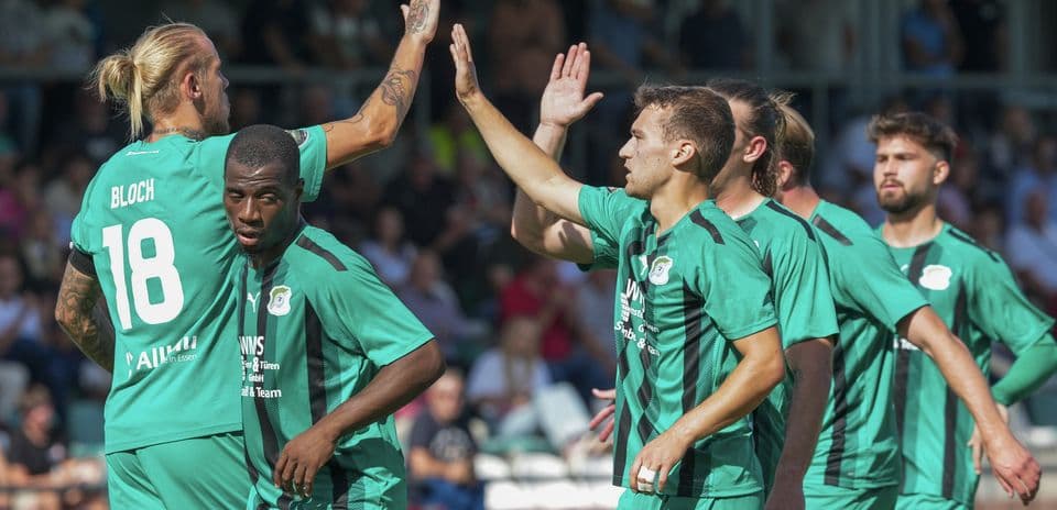 Jugadores celebrando un gol en el partido