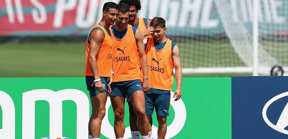 Jugadores en entrenamiento con chalecos naranjas