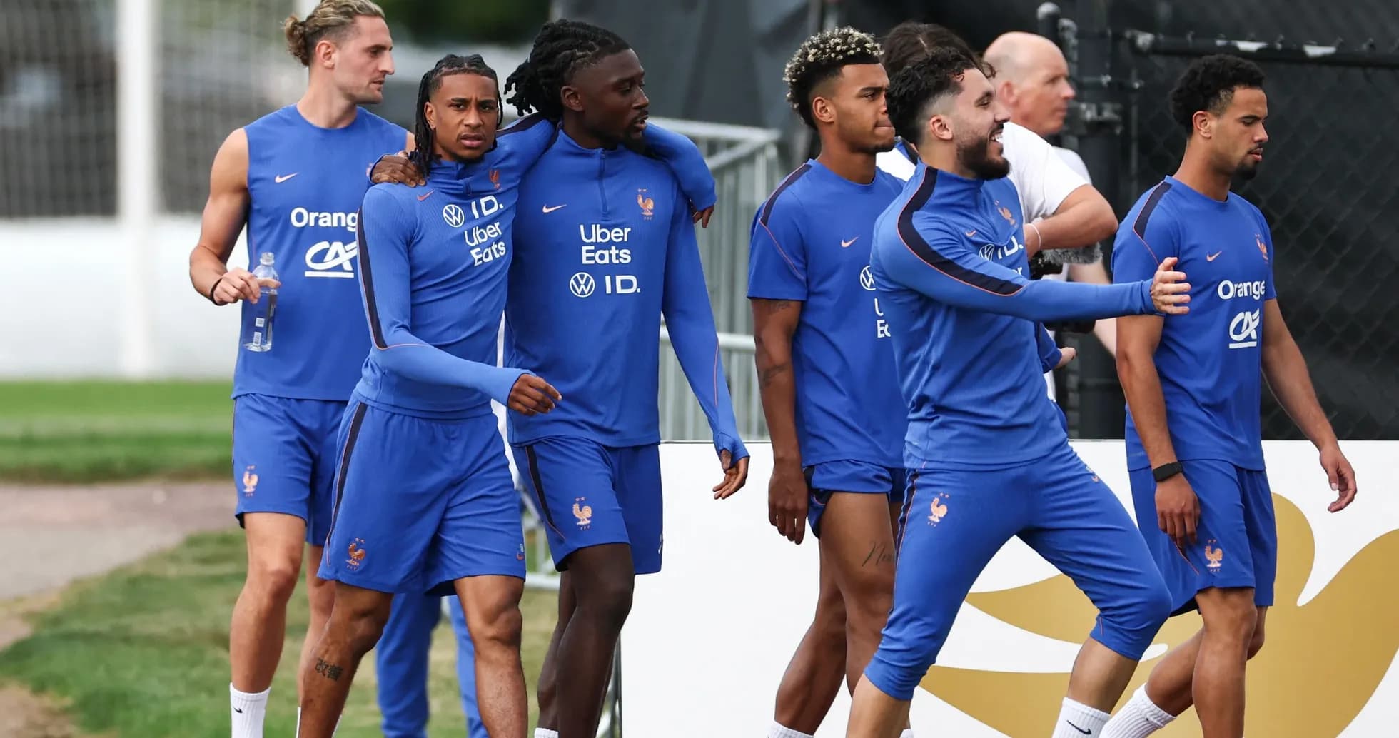 Jugadores de Francia caminando juntos en entrenamiento