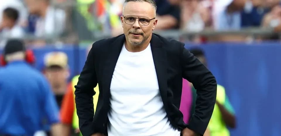 Entrenador en la línea de banda durante un partido