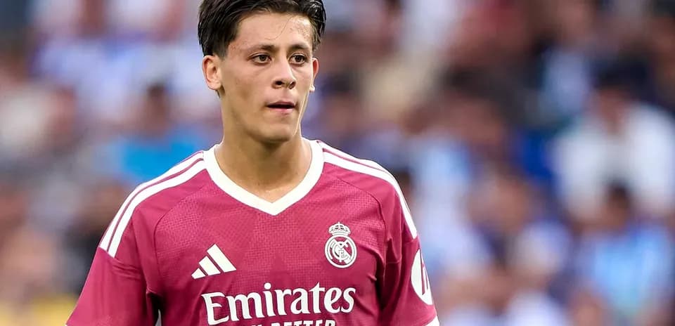Jugador de Real Madrid en uniforme rosa durante partido