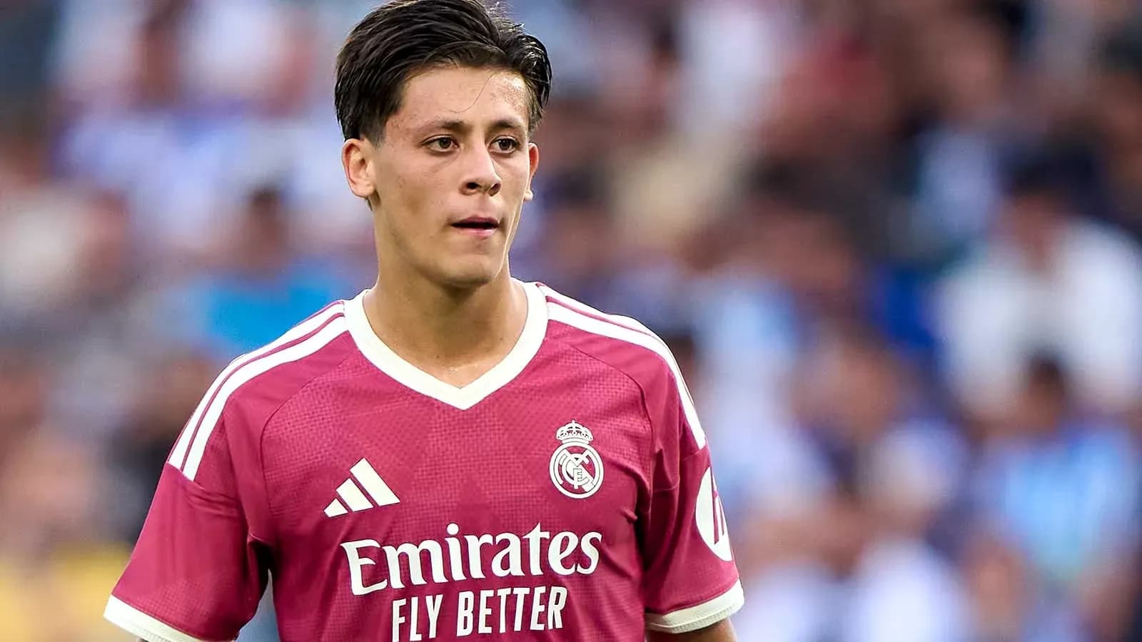 Jugador de Real Madrid en uniforme rosa durante partido