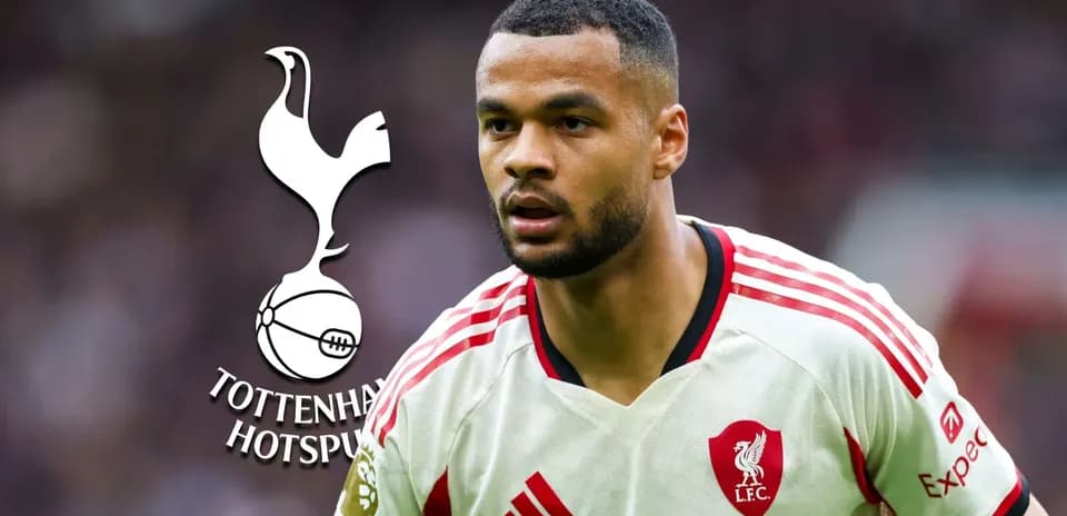 Jugador de Liverpool en acción con logo de Tottenham