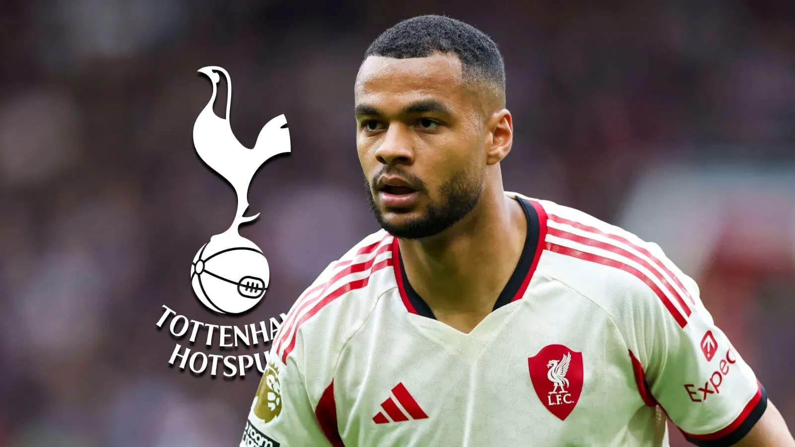 Jugador de Liverpool en acción con logo de Tottenham