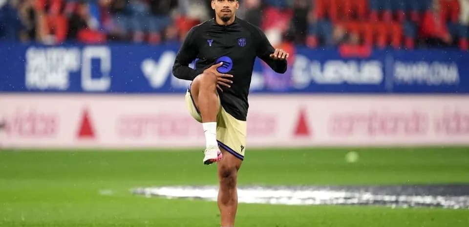 Jugador realizando calentamiento en el campo de juego