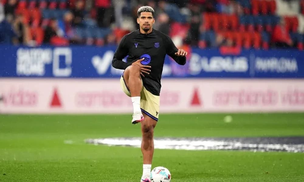 Jugador realizando calentamiento en el campo de juego