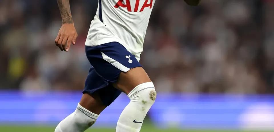 Jugador del Tottenham corriendo con el balón en el campo