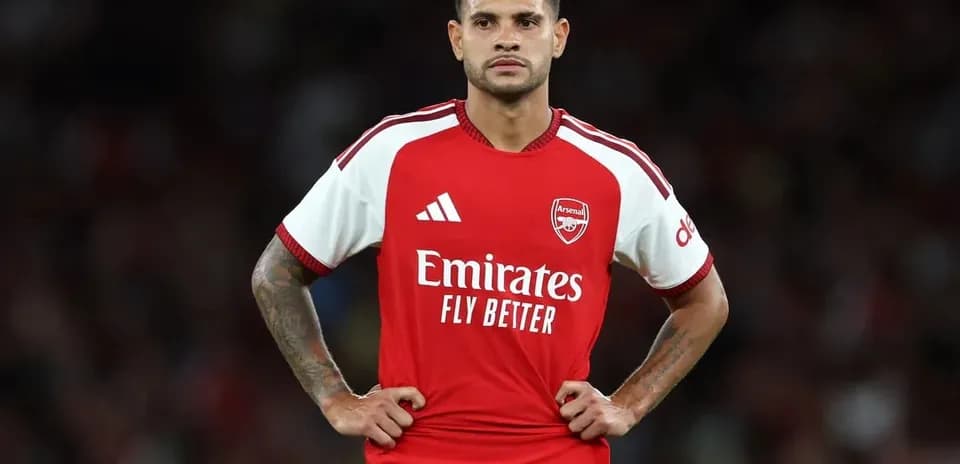 Jugador de Arsenal en el campo con camiseta roja